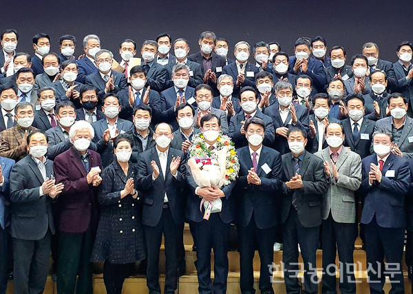 축협 조합장들이 안병우 신임 농협 축산경제대표이사를 축하해주는 장면.