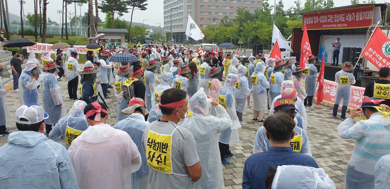 경북 낙농가들은 21일 경북도청 앞에서 낙농가 총궐기대회를 개최해 정부와 유업체를 규탄했다.