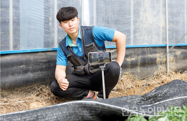 유튜브에서 ‘농사왕 재배맨’ 채널을 운영하고 있는 정기윤 씨. 정기윤 씨는 경기 연천군 미산면 유촌리에 위치한 ‘농사왕 재배맨의 일년감’ 농장에서 토마토를 재배하고 있다.