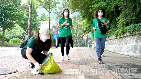 지난 6월 5일 환경의 날을 기념해 (사)소비자기후행동과 아이쿱소비자생활협동조합연합회는 ‘그린워킹’ 캠페인을 열고 거리에서 플라스틱 쓰레기를 주웠다.
