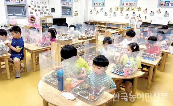 지난 18일 서울시 영등포구는 경남 김해시의 친환경 농산물을 어린이집 등 152곳 6100여 명의 영유아에게 공급했다고 밝혔다.