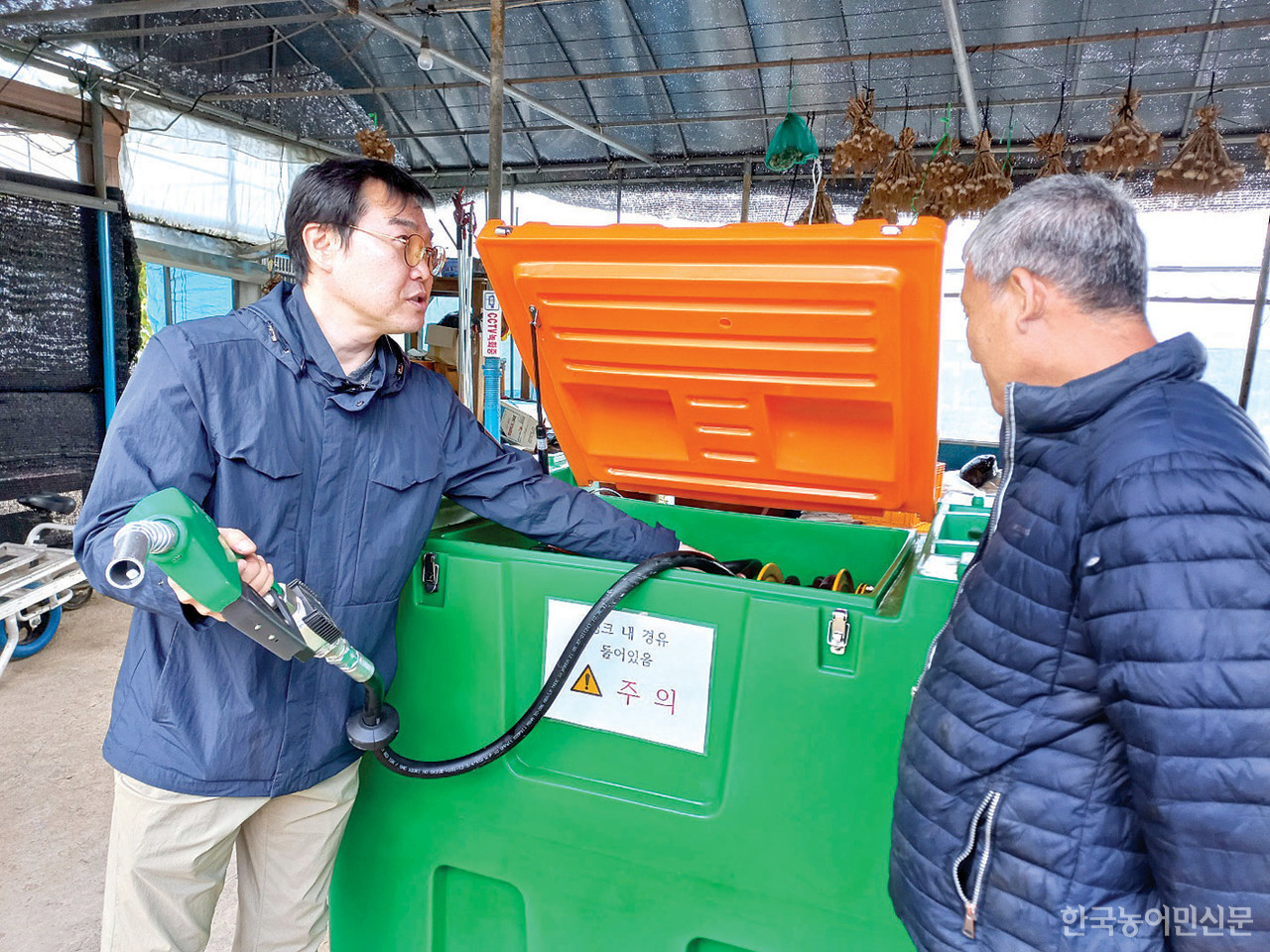 문영수 강원지사장(왼쪽)이 신복교 홍천군 농업인에게 국산화에 성공한 급유탱크의 기능과 장점을 설명하고 있다.