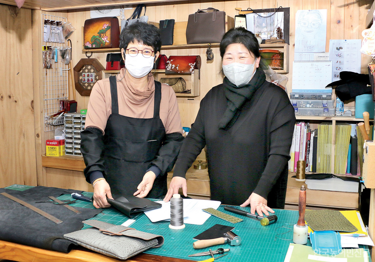 오색빛협동조합 공방에서 가죽공예 작품을 만들고 있는 김은희 대표(오른쪽).