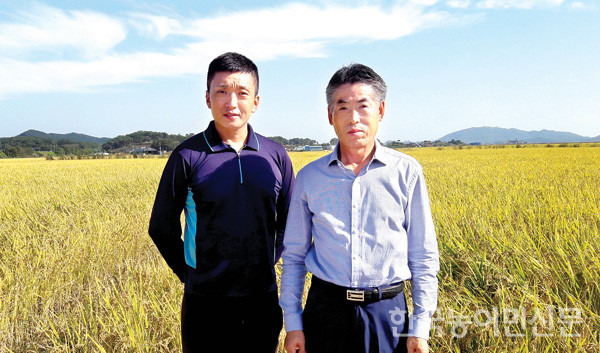 지난 10월 중순 유호창 국장(좌)과 이대희 회장이 두북서래야친환경쌀생산단지에서 쌀 작황을 살펴본 후 기념촬영을 했다.