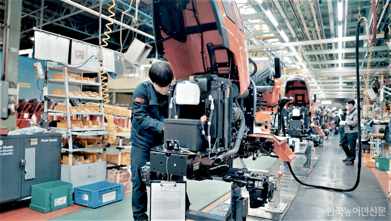 올해 판매 호조세를 보이고 있는 대동의 트랙터 생산 공장 모습.