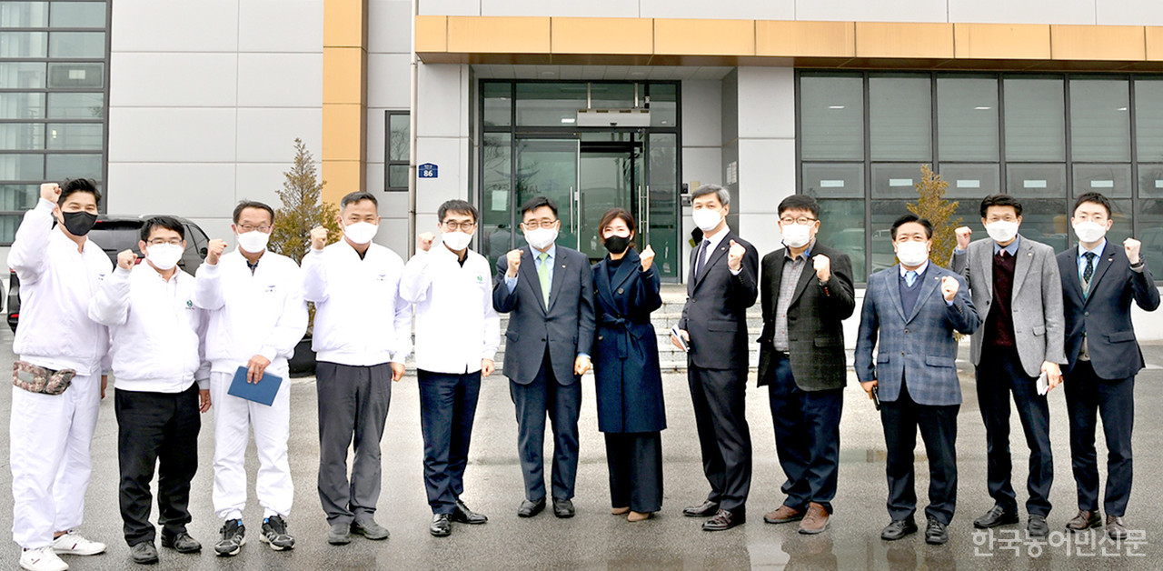 김춘진 사장(사진 왼쪽에서 여섯번째)이 한우물을 방문하고, 즉석조리식품 수출확대 방안을 논의했다.