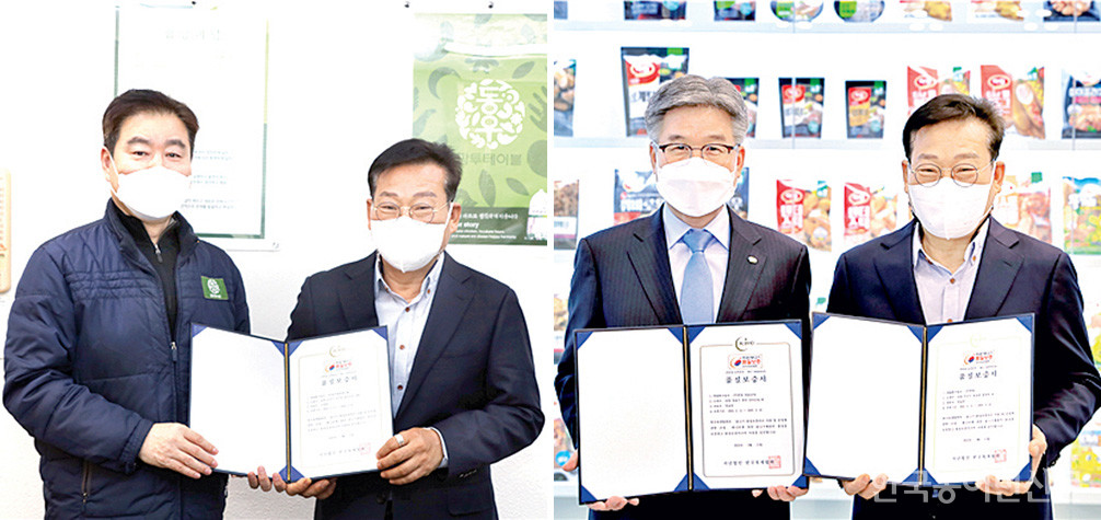 김상근 한국육계협회장이 동우팜투테이블 이계창 대표(왼쪽)와 하림 박길연 대표에게 ‘품질보증서’를 전달했다.   