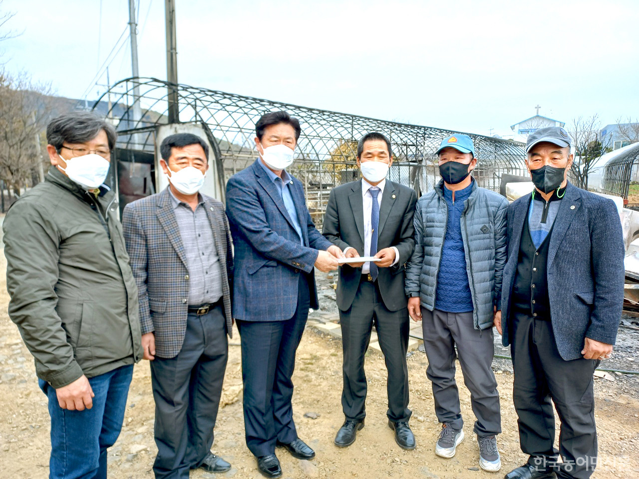 지난 3월 11일 이학구 한농연중앙연합회장과 중앙회 임원들은 동해안 산불 피해를 입은 한농연 회원들을 방문했다.