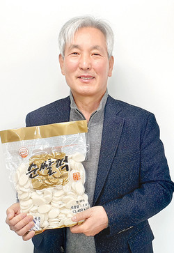 김형려 사장이 자사 대표 제품인 ‘순쌀떡’을 설명하고 있다.