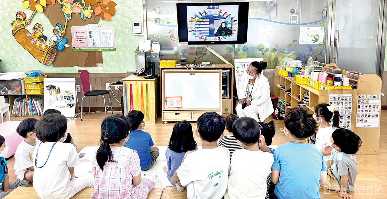 전남 장성의 한 유치원에서 아이들을 대상으로 다문화이해교육을 하고 있는 모습.