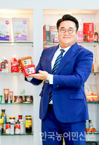 Lee Ju-yong, presidente da aT Bangkok, avaliou o Bangkok Food Show como um lugar onde ele poderia mais uma vez confirmar seu interesse em alimentos agrícolas coreanos, como pasta de pimenta vermelha e morangos.