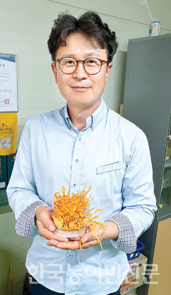 손윤오 유니드농원 대표가 직접 재배하는 ‘귀리 동충하초’를 설명하고 있다.