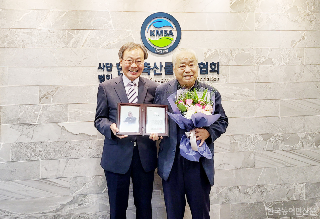 이달의 나눔축산인상을 수상한 김명규 회장(오른쪽)과 안승일 사무총장.