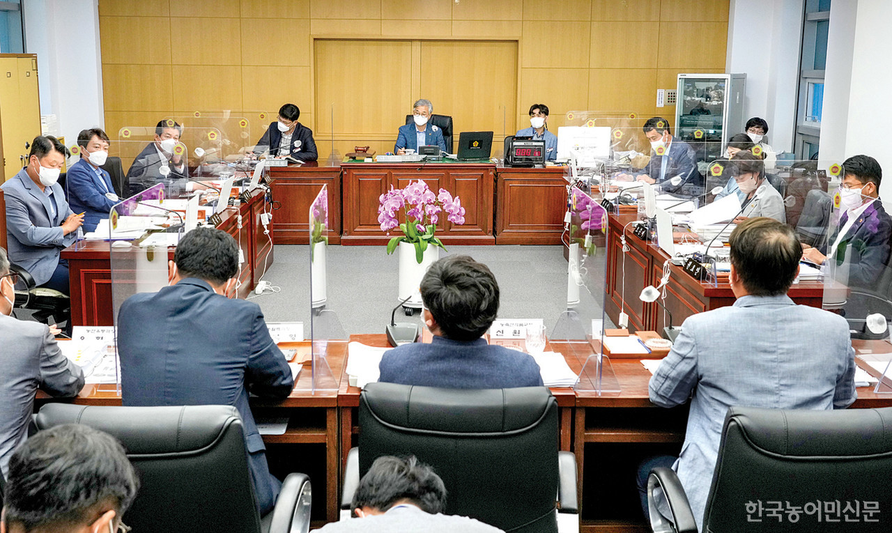 전북도의회 농산업경제위원회가 제393호 임시회를 통해 도 농축산식품국의 ‘2022 업무보고’를 진행했다.