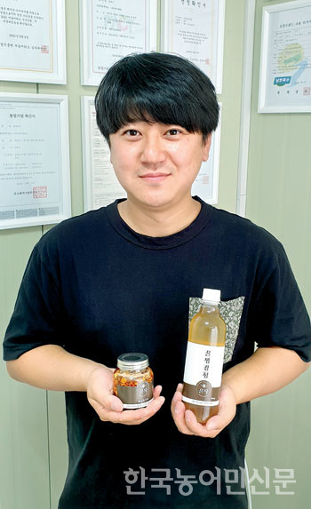 민웅기 꿀작(주) 대표가 꿀도라지청, 꿀생강청 등의 자사 제품을 설명하고 있다.