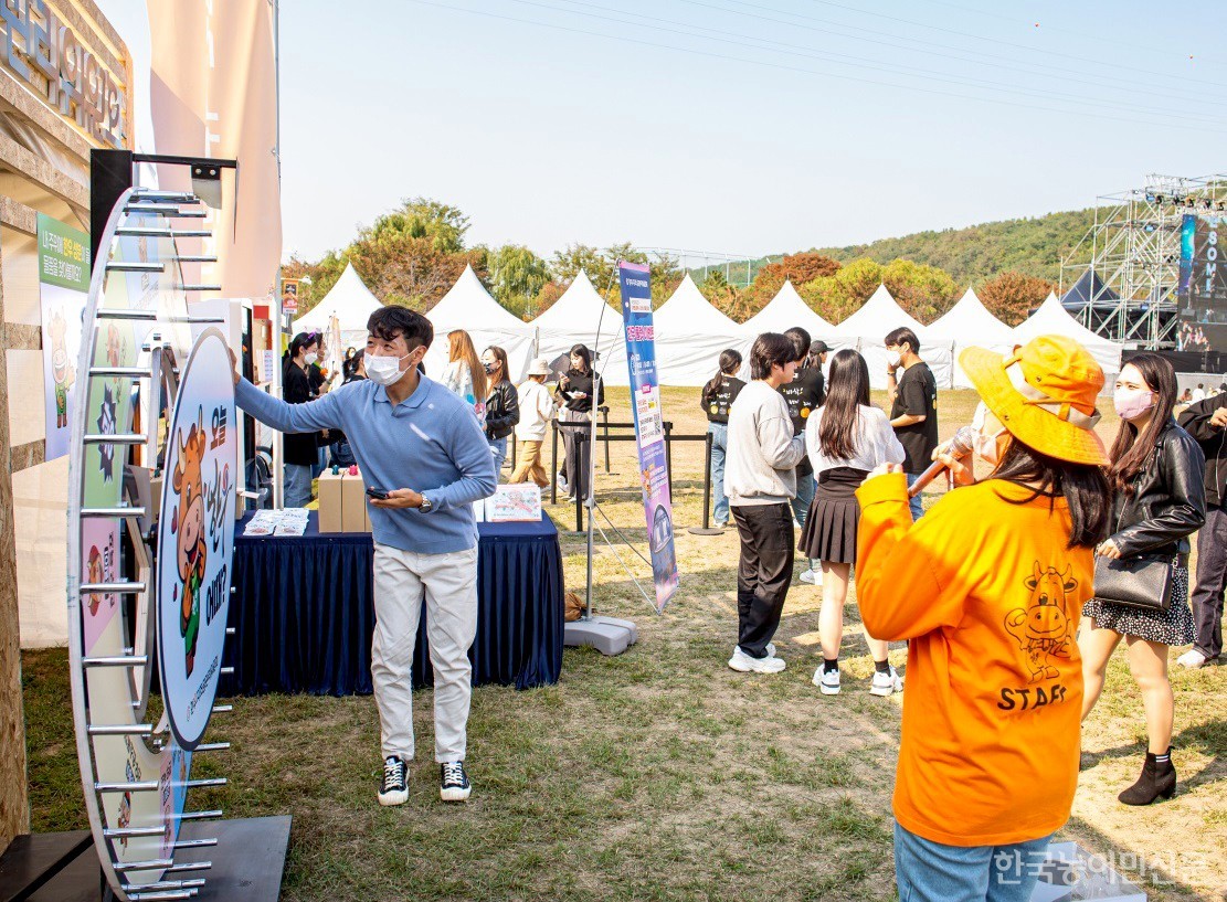 한우자조금관리위원회가 '2022 어썸 페스티벌'에 참여해 한우 홍보에 나선 가운데 한우자조금 부스를 찾은 한 관람객이 룰렛 이벤트에 참여하고 있다.