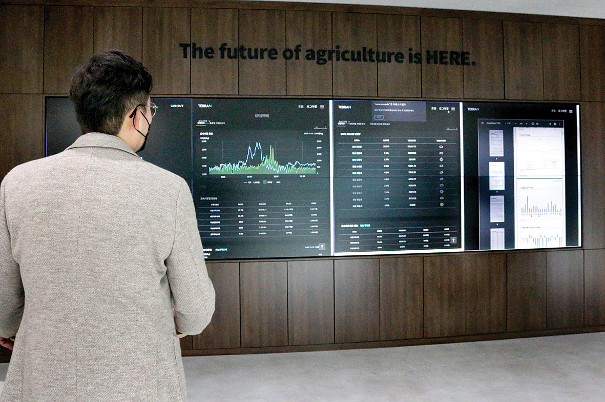 박영민 ㈜록야 대표가 농산물 데이터 플랫폼 TERRAN을 설명해주고 있다.