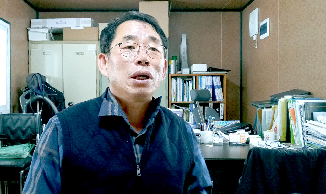 조은종묘 안경구 사장이 양배추 종자 수출의 현황에 대해 설명하고 있다. 