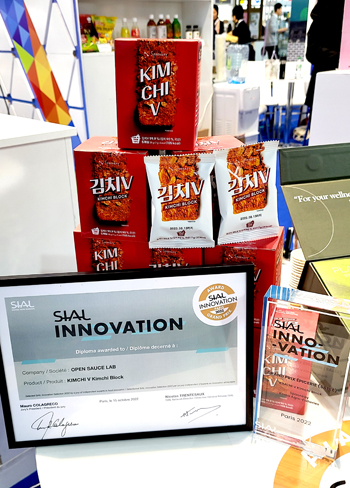 ‘김치V’는 지난해 열린 파리국제식품박람회에서 혁신상을 수상했다. 현지에서 한국의 김치를 쉽고 빠르게 즐길 수 있는 제품으로 관심을 받았다.