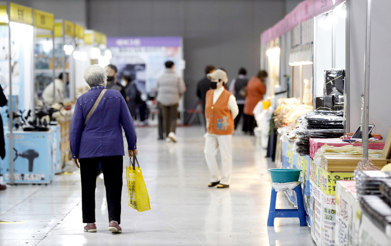 생산비와 이자가 큰 폭으로 오른 가운데, 설 특수를 앞두고도 판매 부진이 이어지자 폐업을 고민하는 식품업체가 증가하고 있다. 서울에 위치한 식품 전시장이 한산한 모습을 보이고 있다.
