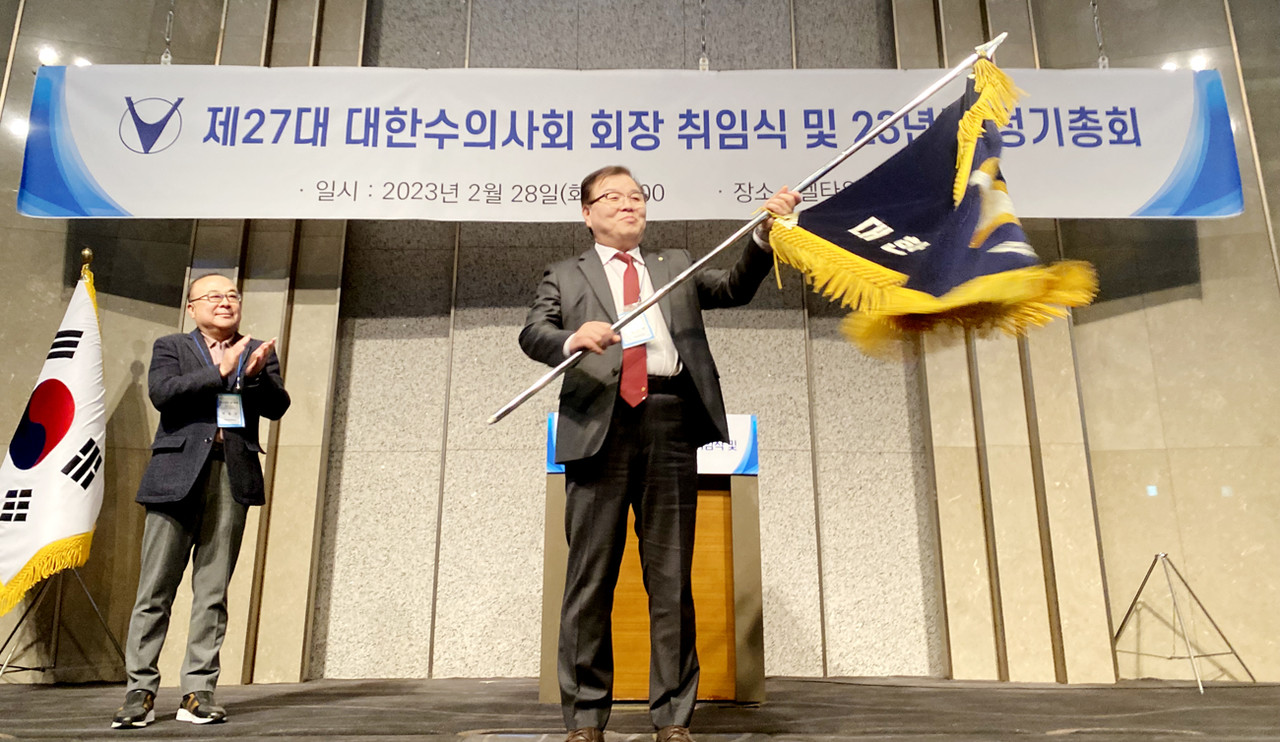 허주형 회장이 취임식에서 협회 깃발을 흔들고 있다. 