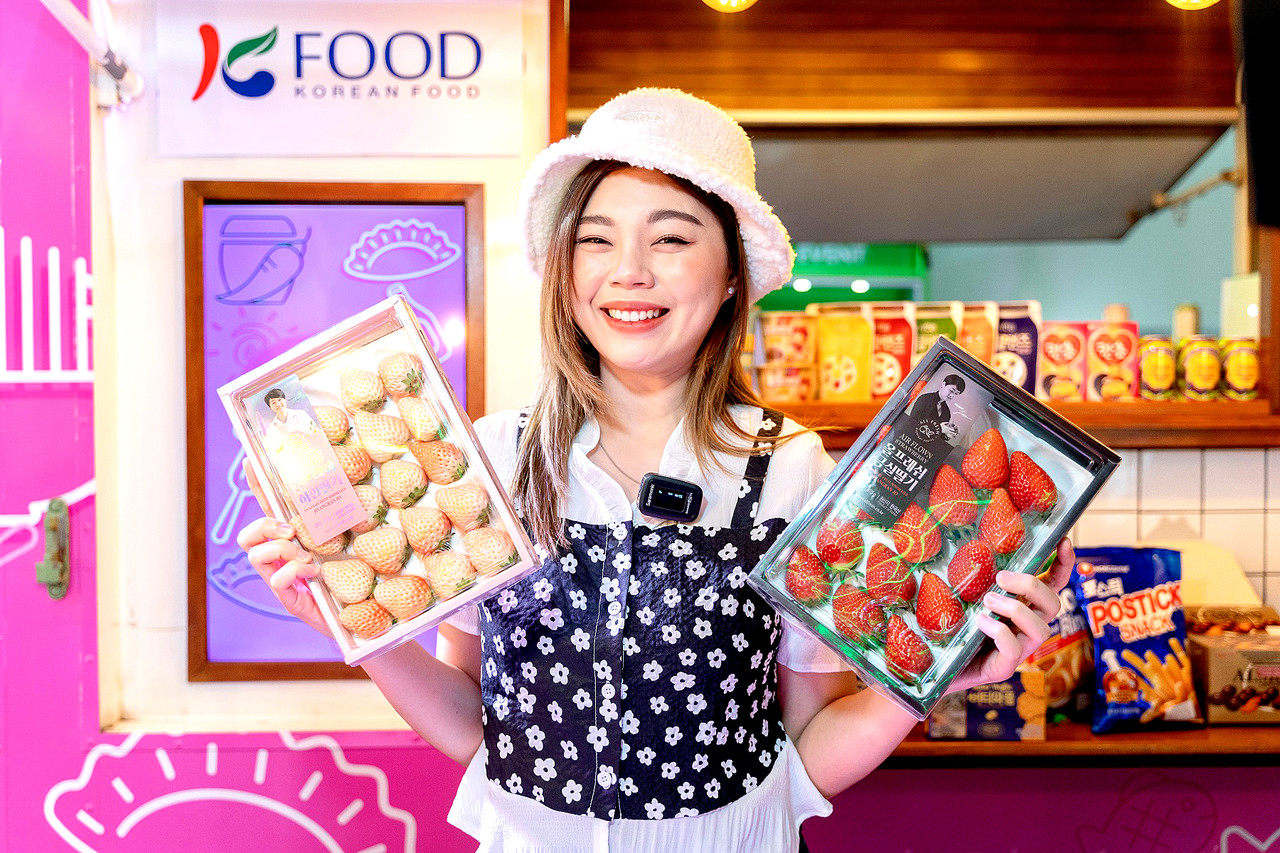 태국에서 열린 한류 행사에서 현지의 인플루언서가 한국 농식품을 홍보하는 모습.