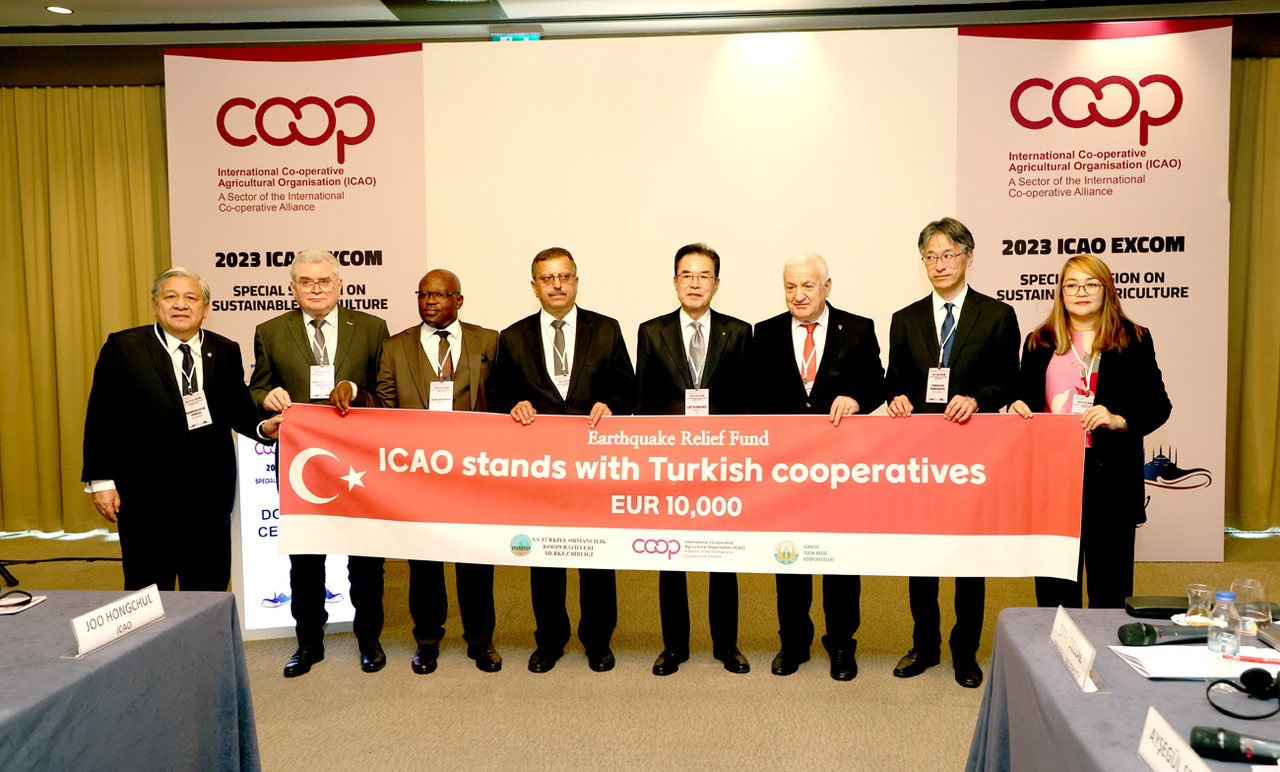 이성희 농협중앙회장(왼쪽 다섯 번째)이 지난 31일 튀르키예 이스탄불에서 ICAO 집행위원과 함께 ‘ICAO 지진피해 구호성금 전달식’에 참석 후 기념촬영하고 있다.