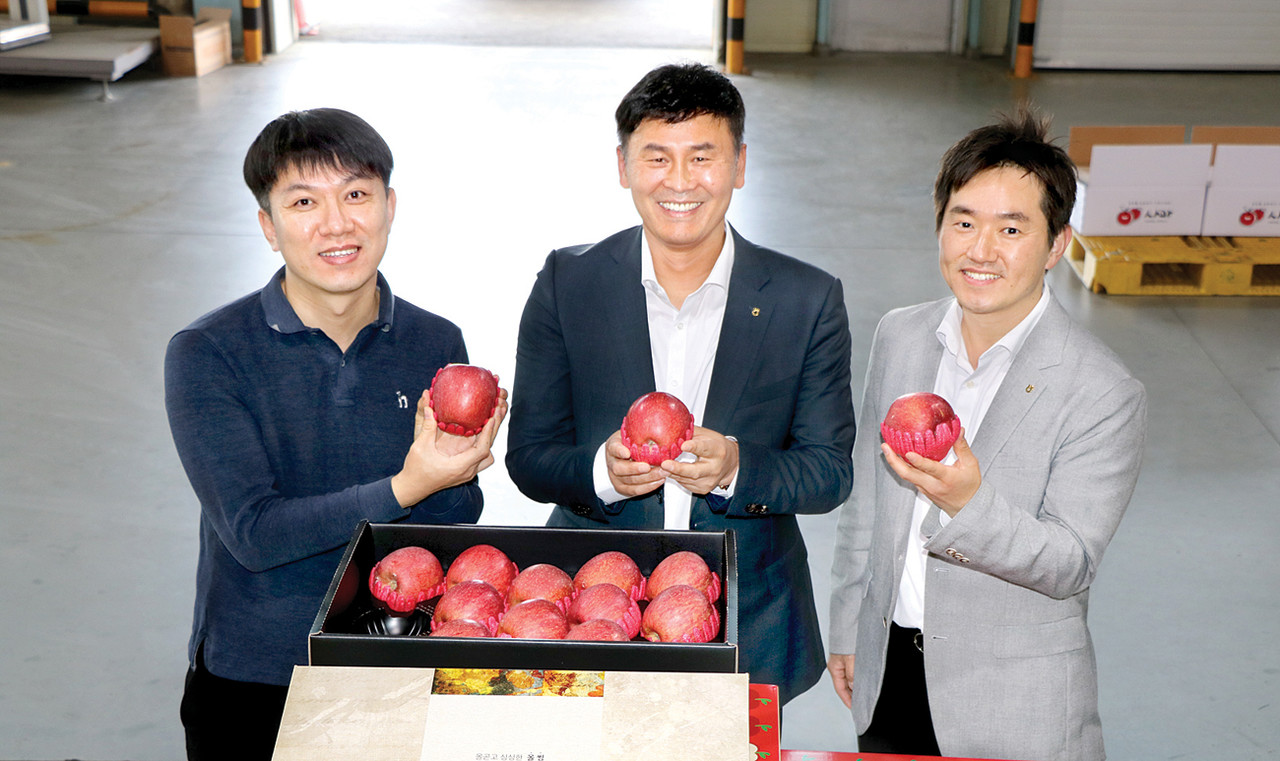 김종경 거창조공법인 대표(사진 가운데)와 박진환 농협경제지주 산지유통부 연합사업팀장(사진 오른쪽)이 올씽 브랜드 사과를 들어 보이고 있다.