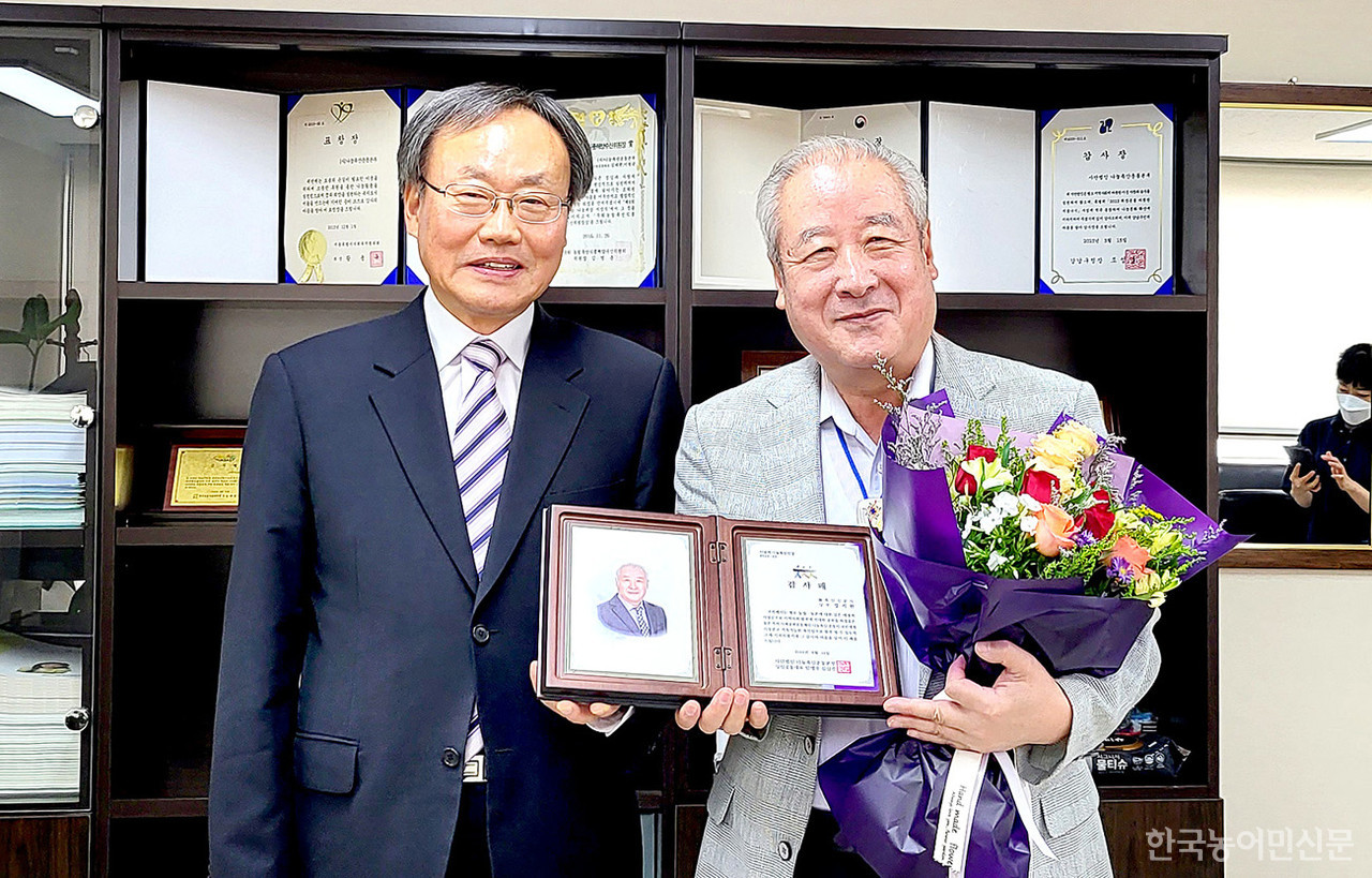 안승일 나눔축산운동본부 사무총장(왼쪽)이 장지헌 하남로타리클럽회장에게 '6월의 나눔축산인상'을 시상했다.
