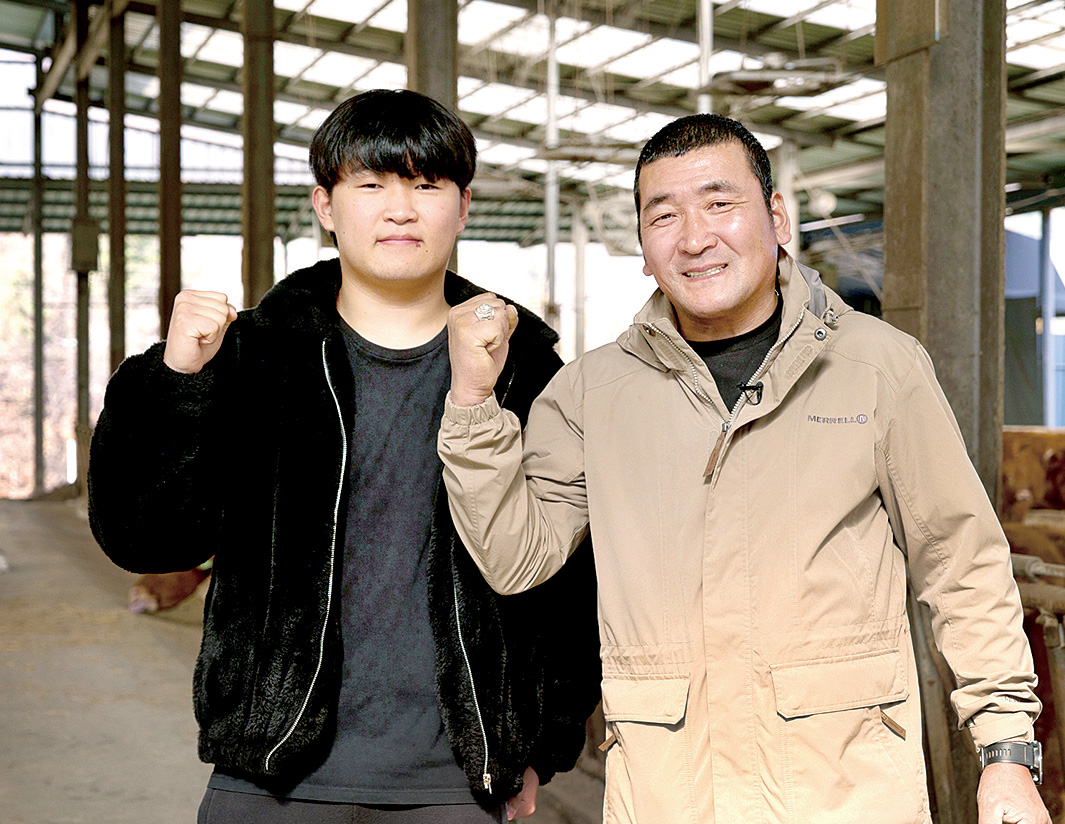 연암대를 졸업하면 아버지, 김영준 대표(오른쪽)와 함께 한우 사육에 뛰어들 김도정 씨가 파이팅을 하고 있다.
