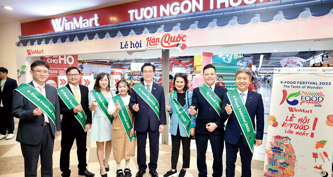 정황근 장관이 베트남에서 한류 열기와 한국 식품 소비 붐을 이끌어 내기 위해  다양한 홍보 활동 펼쳤다.