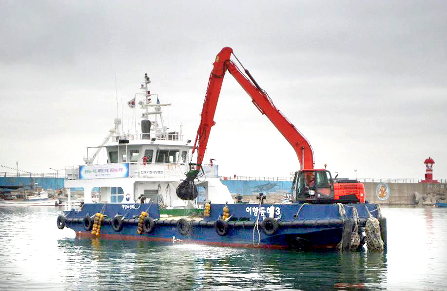 한국어촌어항공단의 어항동해3호가 경북 포항 호미곶항에서 해양 폐기물을 수거하는 모습.