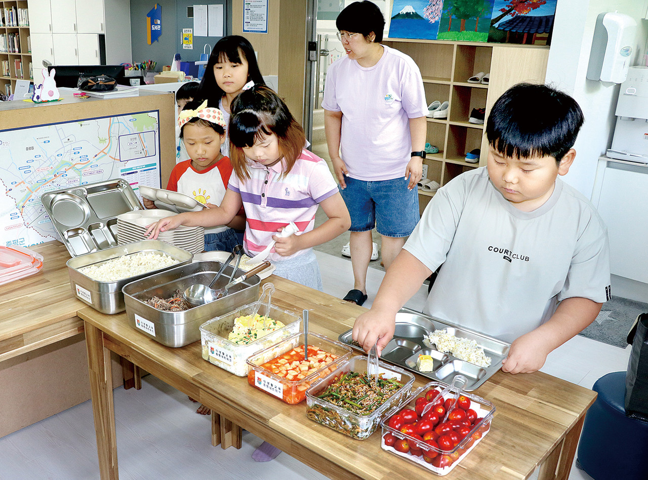 여름방학 맞벌이 가정 아이들은 증평읍 토리작은도서관에서 로컬푸드로 만든 음식으로 점심식사를 하고 있다.  