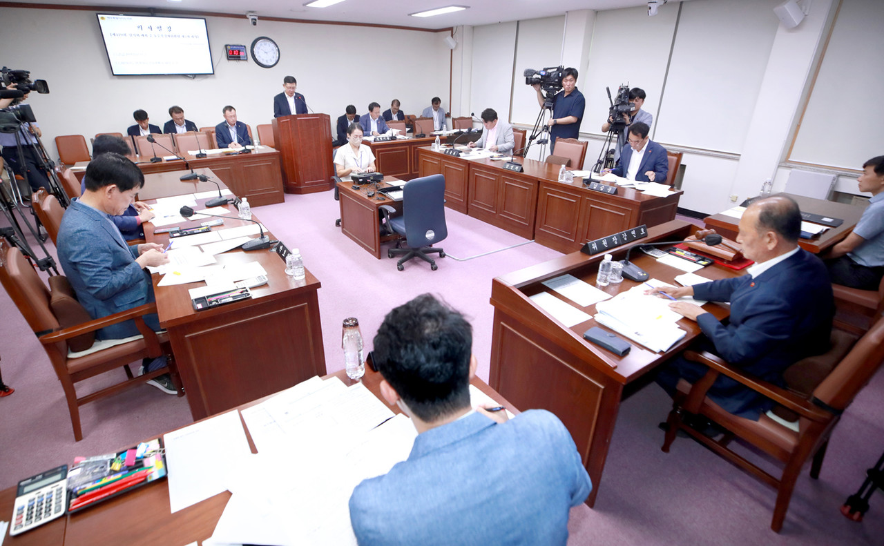 제주도의회 농수축경제위원회가 일본 후쿠시마 원전 오염수 방류와 관련해 긴급현안 보고를 받고 있다.