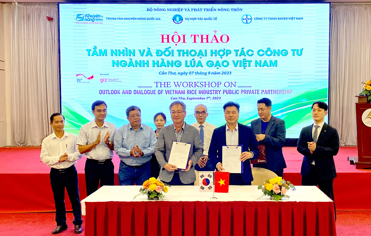 (주)바이오플랜이 베트남 국립농업진흥청과 고품질 벼재배 프로젝트를 위한 업무협약을 맺었다. 맨앞 왼쪽이 유승권 배이오플랜 대표다. 