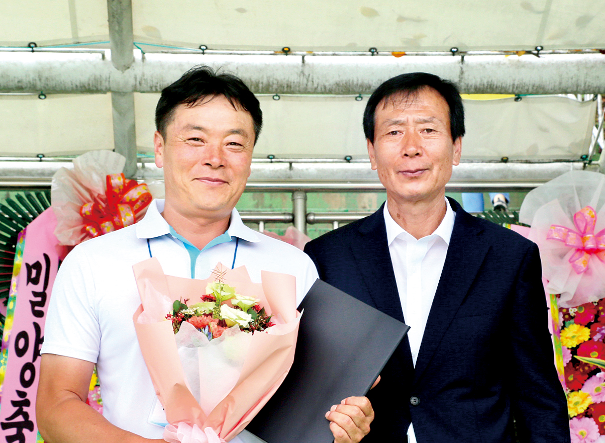 이병문 밀양시연합회장(오른쪽)이 우수 회원으로 선정된 김창구 회원과 기념촬영을 했다.