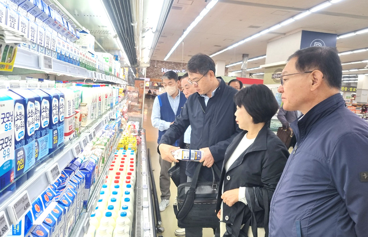 김정욱 농림축산식품부 축산정책관이 양재하나로마트에서 판매중인 흰우유 제품가격을 살펴보고 있다.