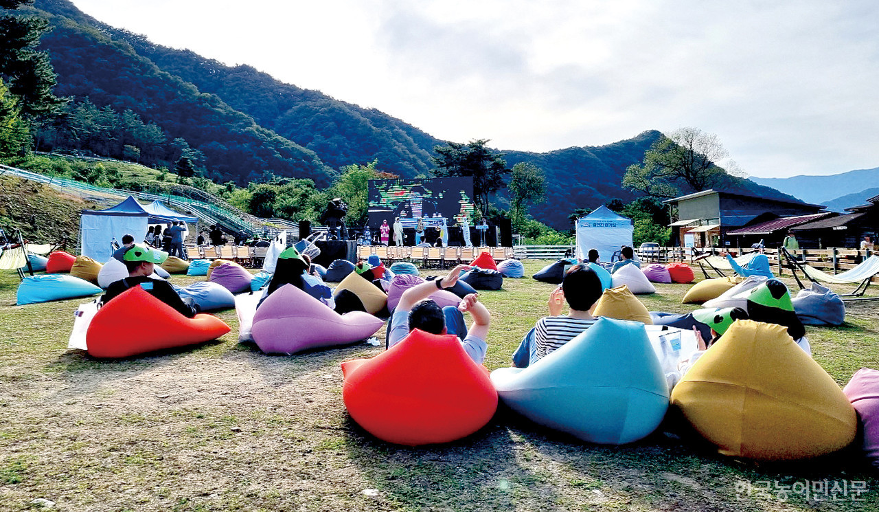 ‘2023 친환경축산대상 시상식 및 에코팜 콘서트’ 가 열린 해피초원목장. 참가자들이 편안한 자세로 공연을 관람하고 있다. 