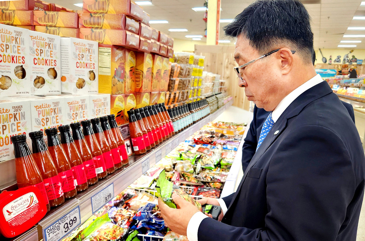 김춘진 aT 사장이 미국 현지 유통업체에서 한국 농식품을 살펴보고 있다.