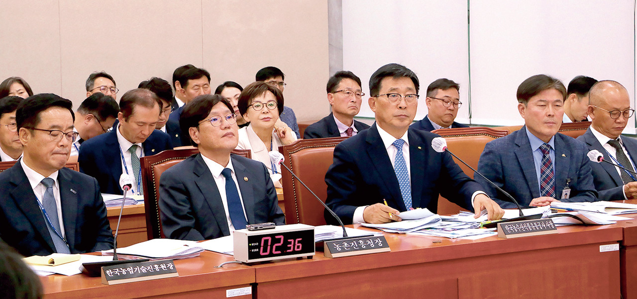 지난 18일 국회 본청에서 진행한 국회 농해수위 국정감사에서 김춘진 aT 사장(사진 앞줄 오른쪽 세 번째)이 TRQ 제도 개선 등 여야 의원들의 질의에 답하고 있다.