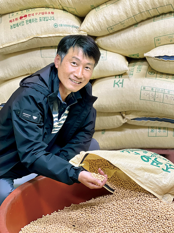 임진모 성암농산 공동대표가 두부의 재료가 되는 경북지역에서 생산된 콩을 살펴보고 있다. 
