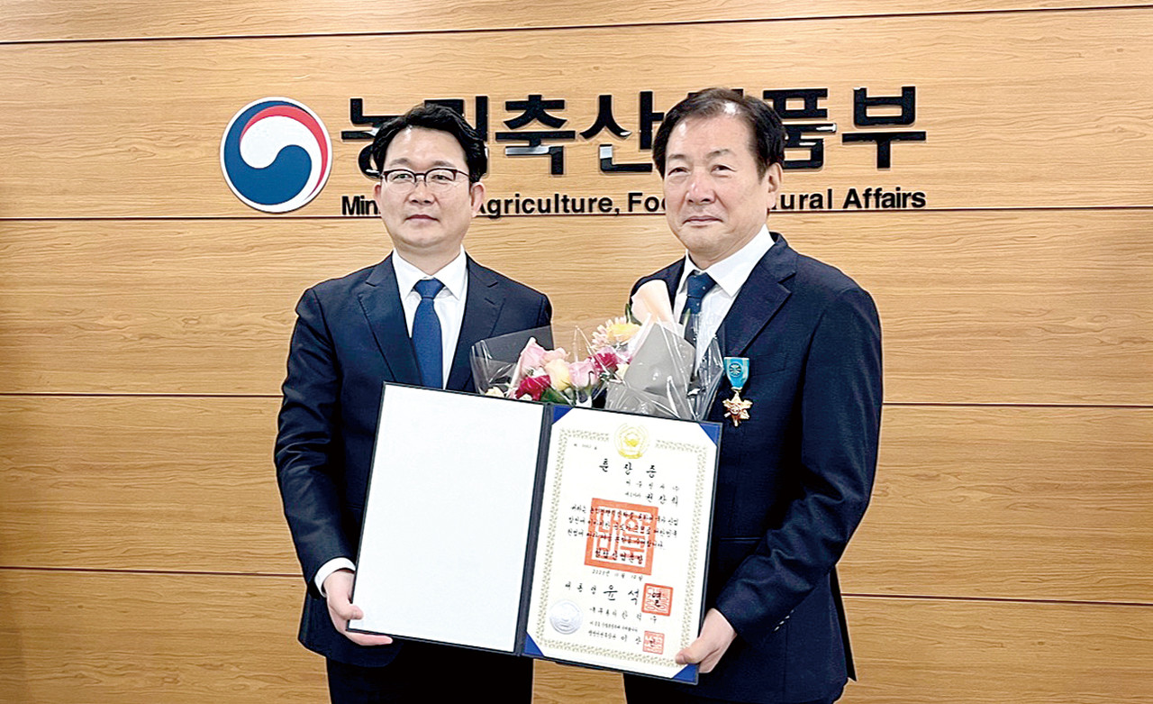 권장희 서울청과 대표이사(사진 오른쪽)가 제28회 농업인의 날을 맞아 ‘철탑산업훈장’을 수상했다. 