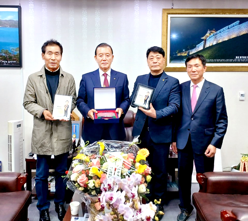 한국화훼자조금협의회가 홍문표 의원에게 꽃사랑의원 위촉패를 전달했다. 사진=화훼자조금협의회 제공