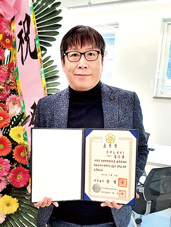 김종현 메디머스 대표가 농업인에 날에 수상한 국무총리상을 들고 있다. 