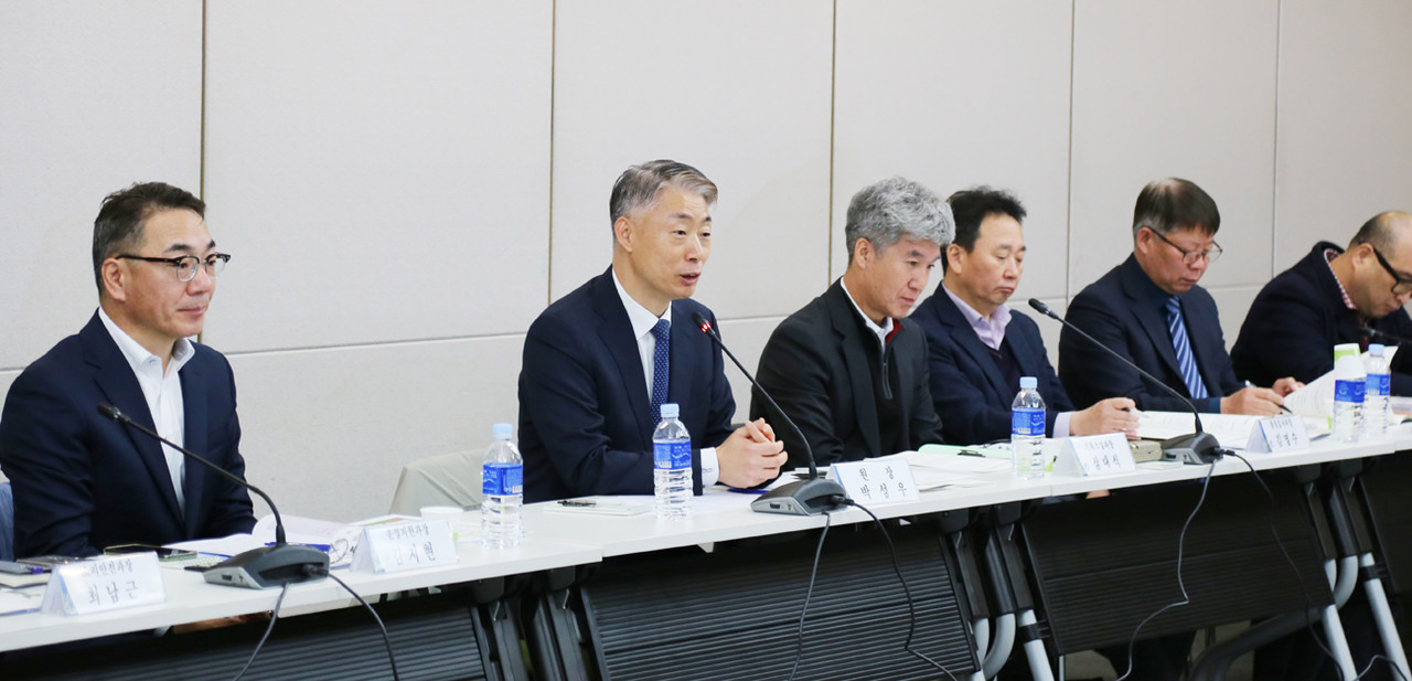 지난 11월 24일 aT센터에서 열린 국립농산물품질관리원 기자간담회에서 박성우 원장(왼쪽 두 번째)이 주요업무 추진현황을 설명하고 있다. 