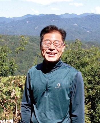 박성배 대표는 산양삼을 야생산삼으로 키우겠다는 의지를 갖고 10여년전 홍천에 정착, 최근 그 결실을 맺을 것이란 기대감을 나타내고 있다. 