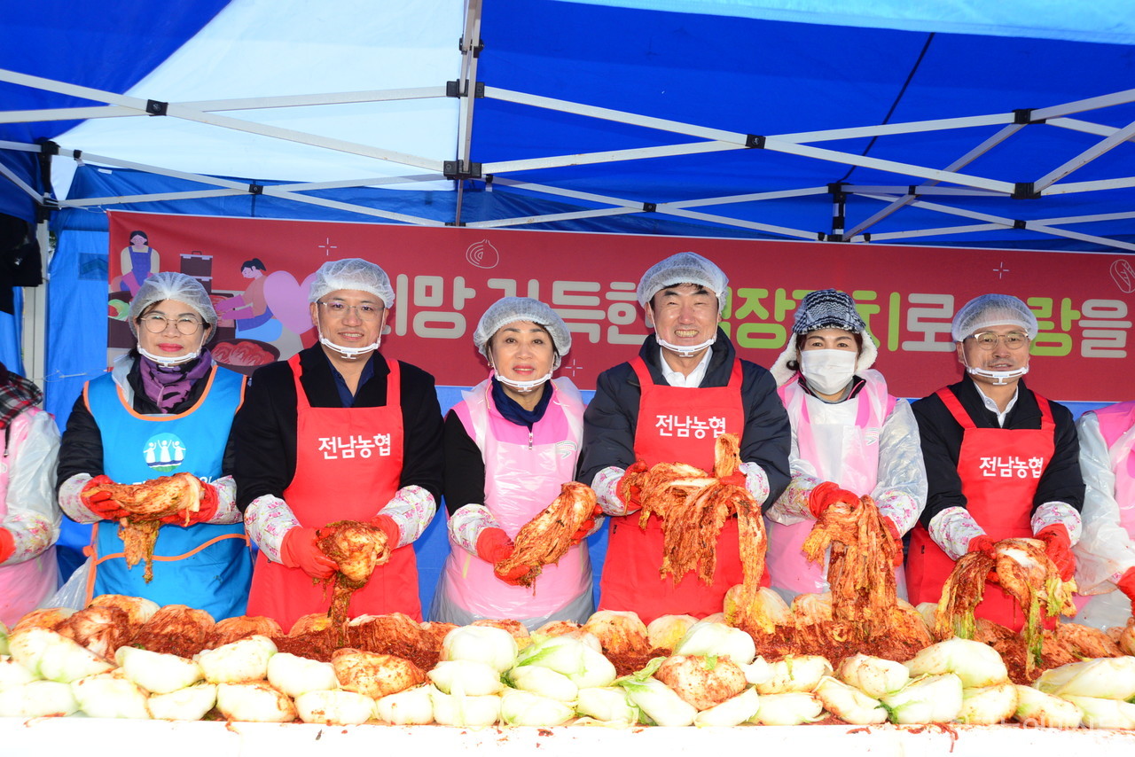 전남농협(본부장 박종탁)이 6일 지역본부에서 사랑의 김장김치 나눔 행사를 개최했다.
