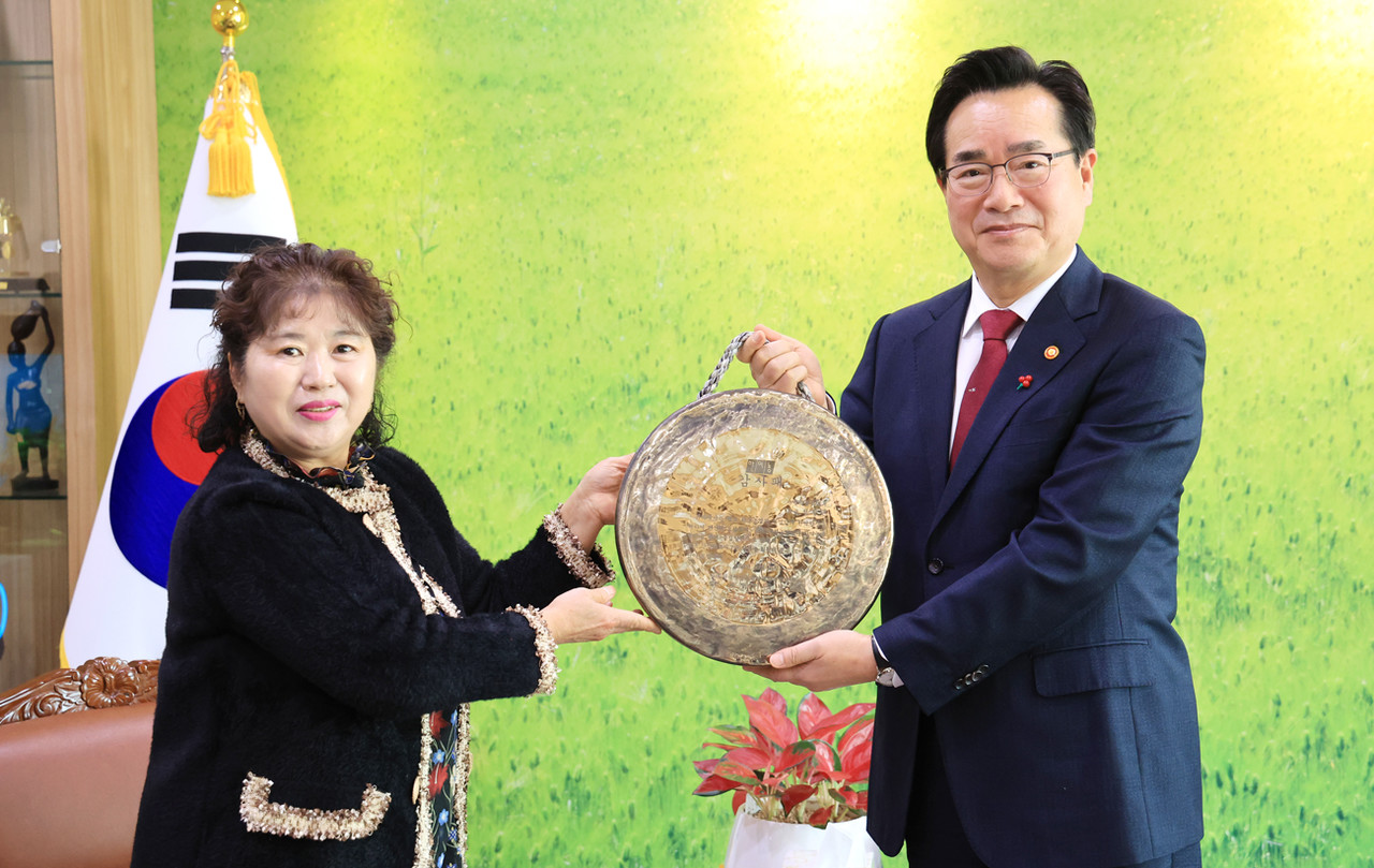 한국여성농업인중앙연합회가 지난 18일, 정황근 농식품부 장관에게 감사패를 전달했다.