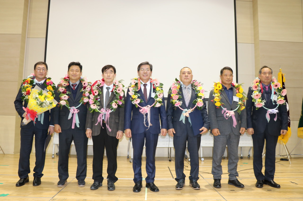 한국후계농업경영인중앙연합회 제21대 회장 선거에서 기호2번 최흥식 후보(한농연중앙연합회 수석부회장)(사진 왼쪽에서 네 번째)가 당선됐다.
