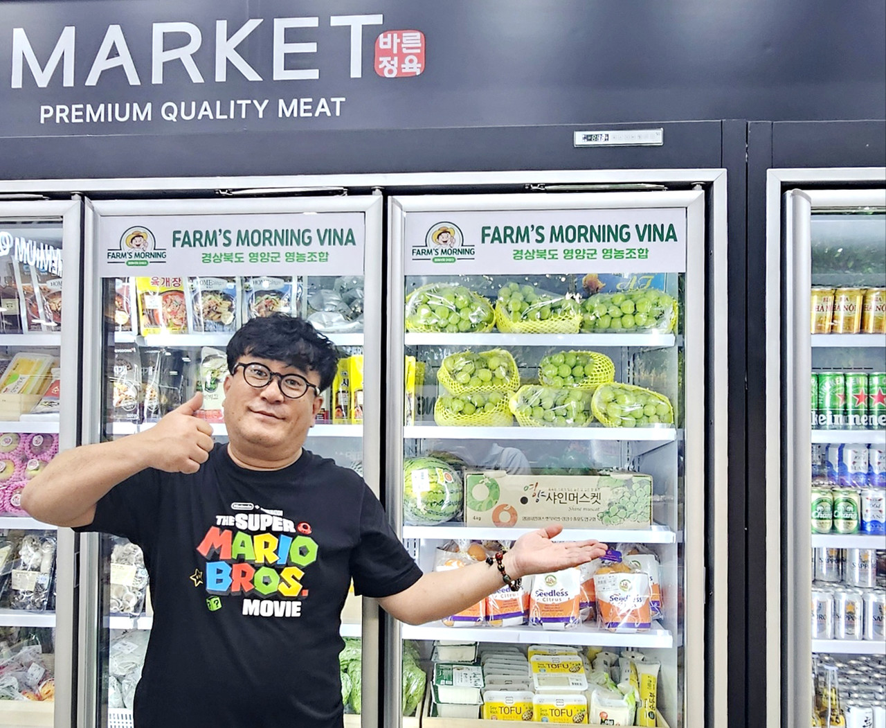 조석제 ㈜팜스모닝 회장이 경북 농식품 판매 전용 매장에 진열된 상품을 소개하고 있다.  